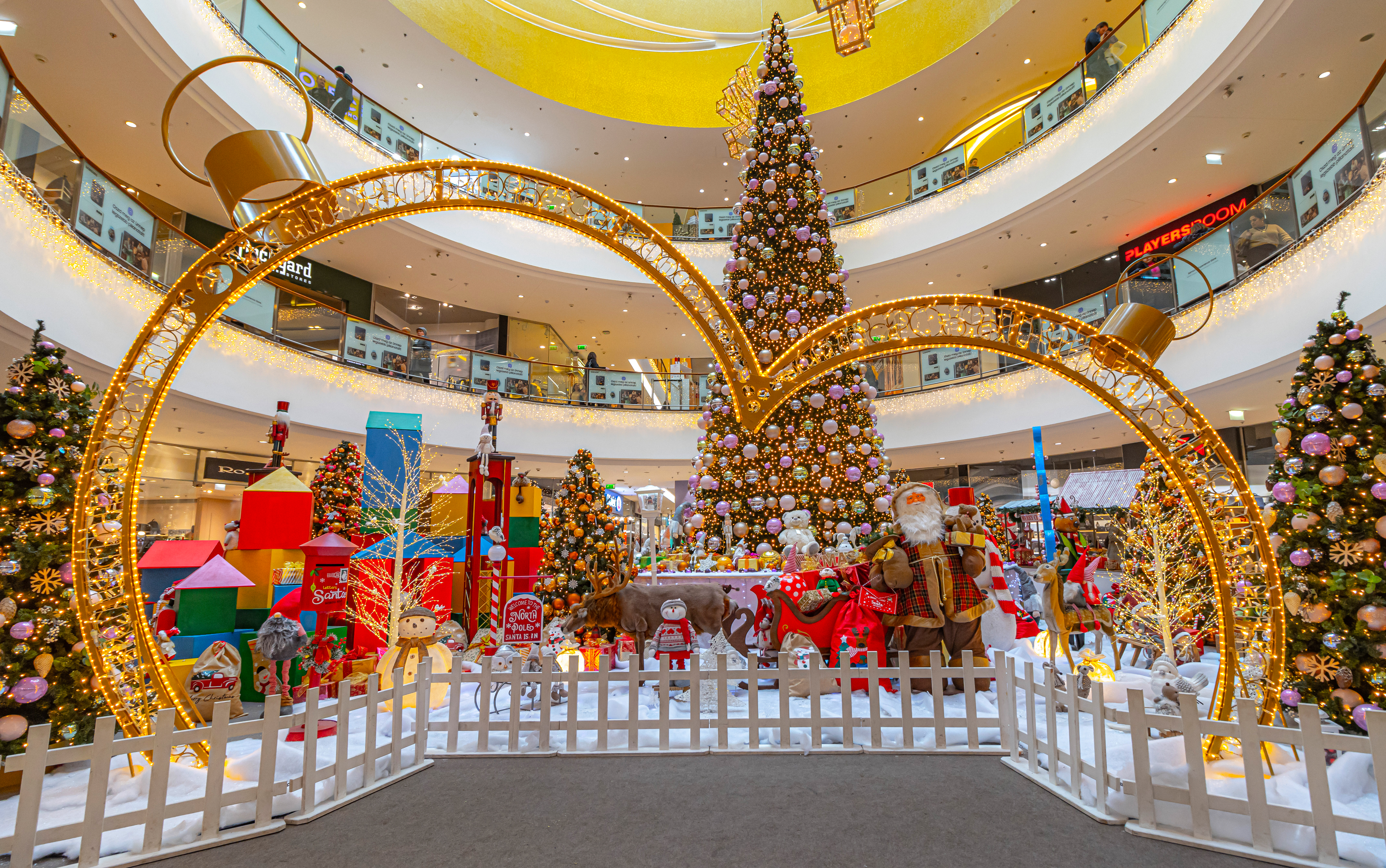 Weihnachtliche Lichtinstallation im ÁRKÁD Shoppingcenter Győr mit 3D-Herz-Selfie-Point und festlicher Dekoration